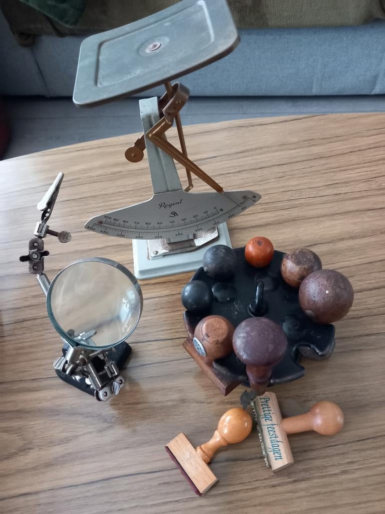 Vintage postweegschaal, loep en stempels, Ophalen