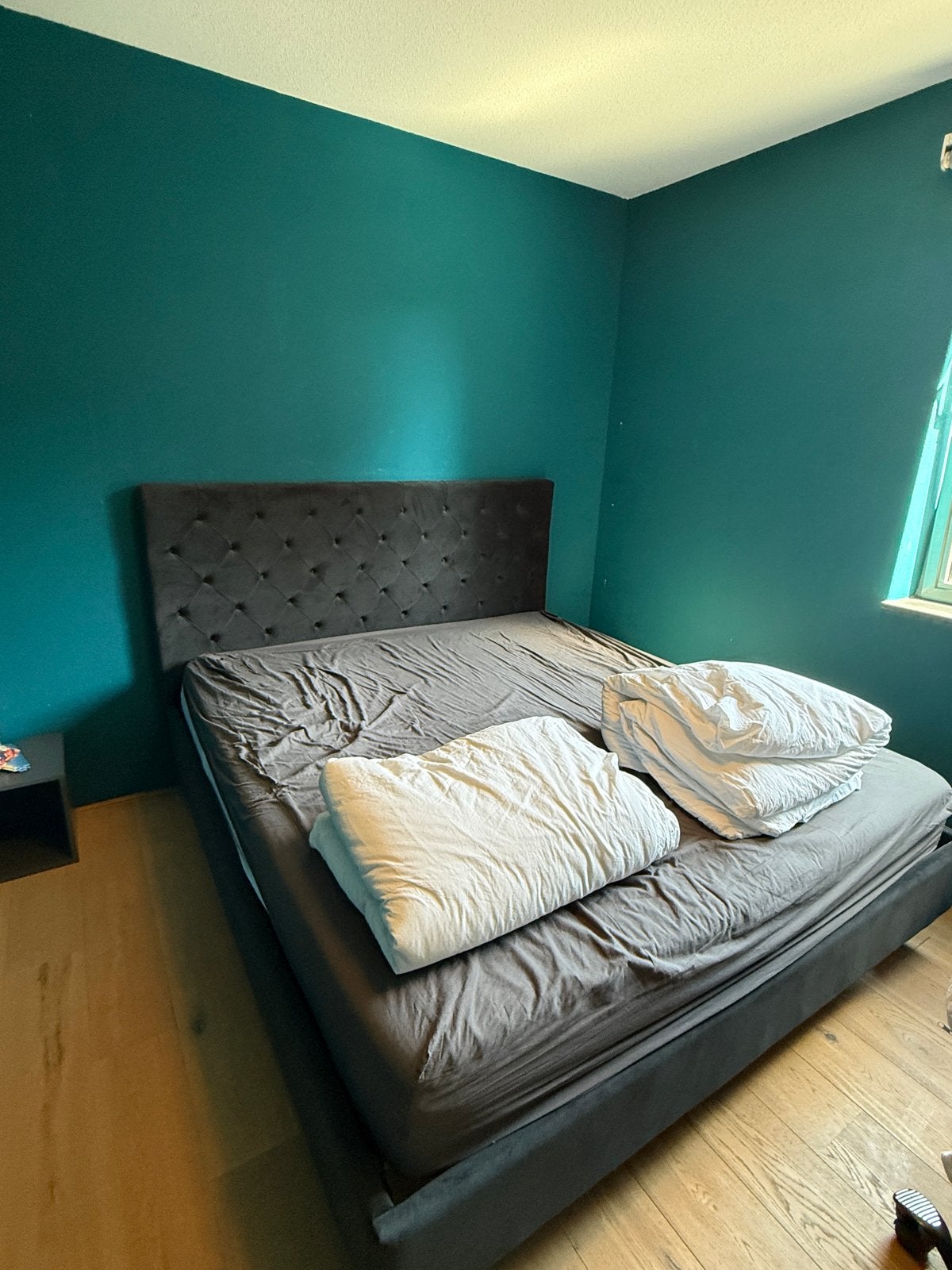 MADE .com Skye fluwelen bed met Emma Hybrid matras 180x200, Ophalen, Gebruikt, Zwart, Tweepersoons