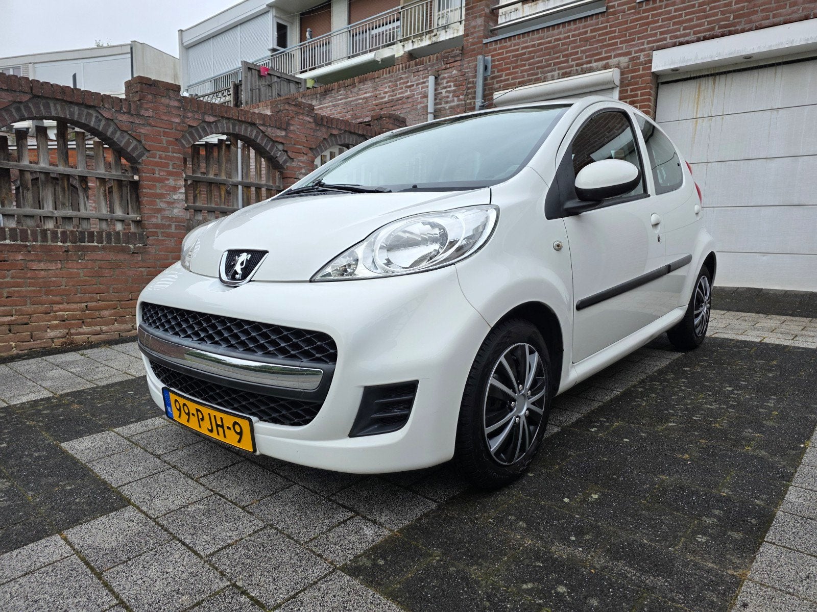 Peugeot 107 1.0-12V Millesim 200 5DR 2011 NAP, Auto's, Peugeot, Bedrijf, ABS, Airbags, Airconditioning, Bluetooth, Centrale vergrendeling