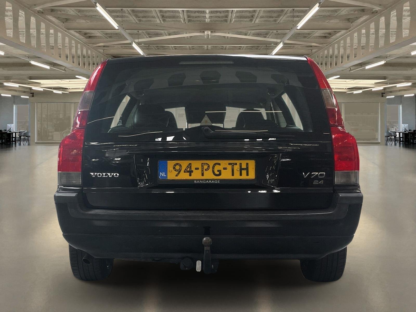 Volvo V70 2.4 Comfort Line Rijklaar+garantie automaat, trekh, Auto's, 1556 kg, Stof, Zwart, Zwart