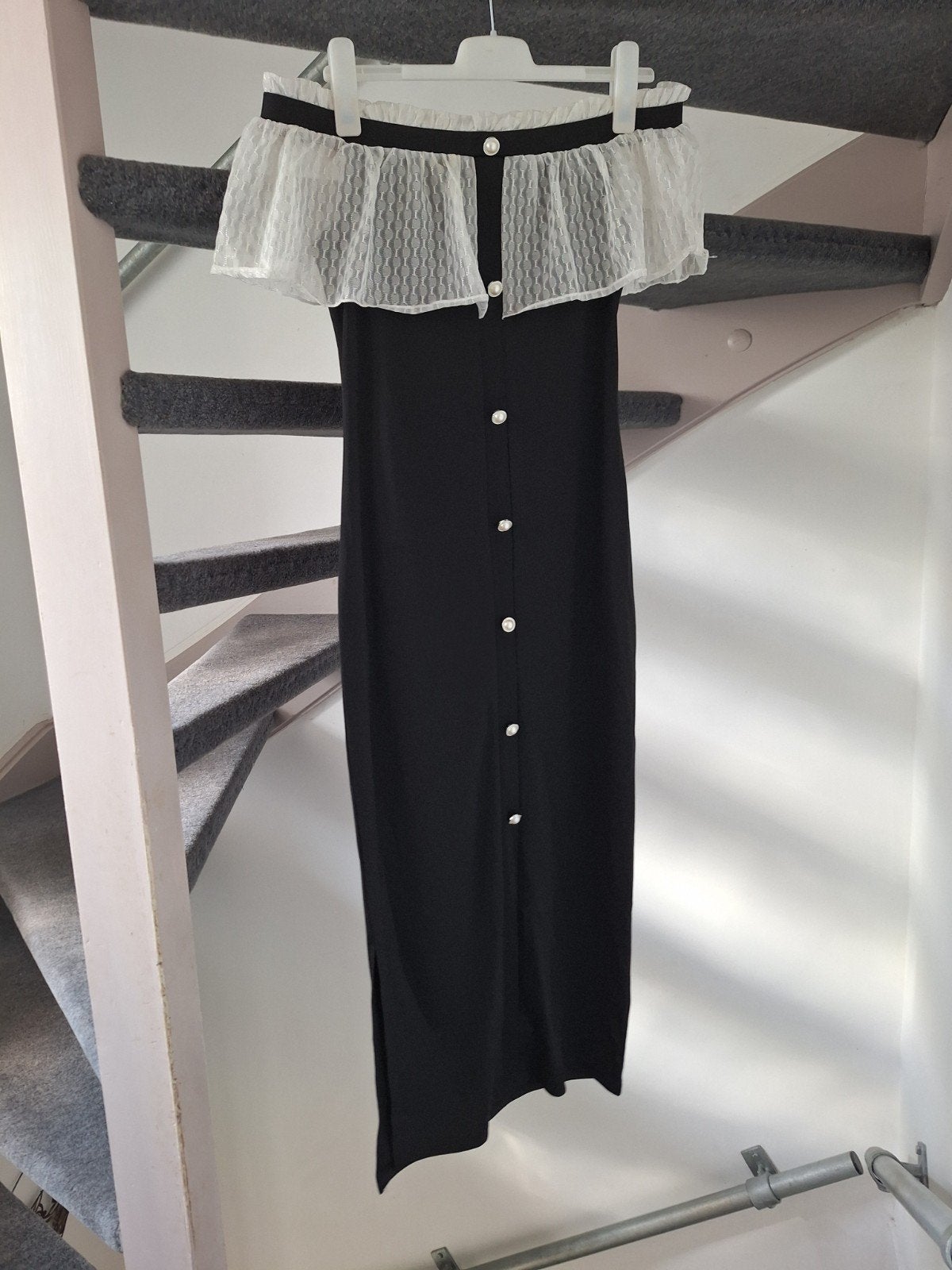 Zwarte jurk met witte kanten off-shoulder detail, Kleding | Dames, Jurken, Zwart, Ophalen of Verzenden, Zo goed als nieuw, Maat 36 (S)