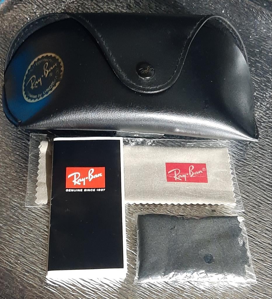 Ray-Ban brillenkoker met doekje en boekje, Ophalen of Verzenden, Zo goed als nieuw, Zwart, Ray-Ban