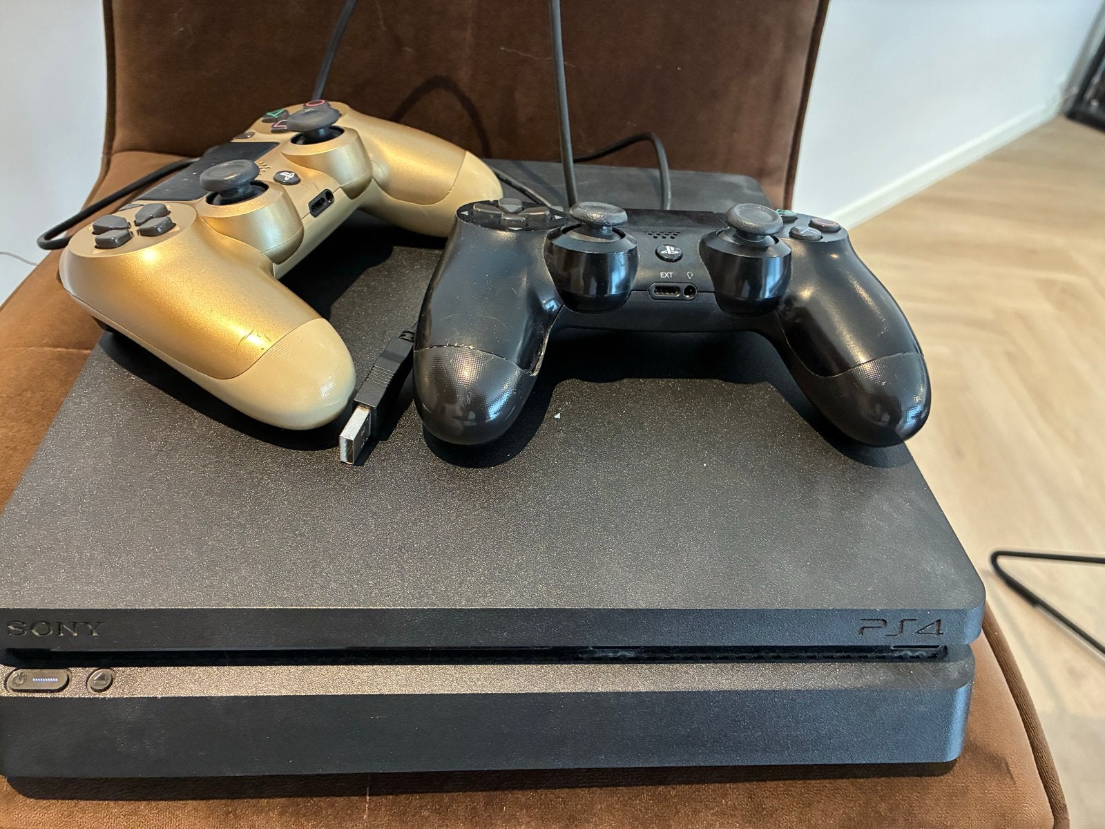 PlayStation 4 Slim met 2 controllers, Spelcomputers en Games, Spelcomputers | Sony PlayStation 4, Gebruikt, Slim, Met 2 controllers