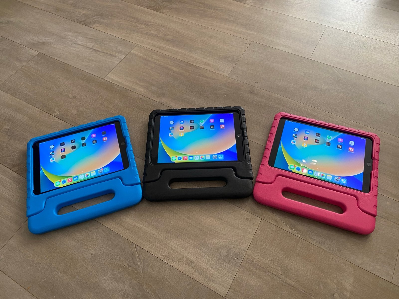 Apple 🍎 iPad Screenprotector-(Kinder)hoezen-Pencils-Laders, Overige kleuren, Apple iPad, Zo goed als nieuw, 64 GB
