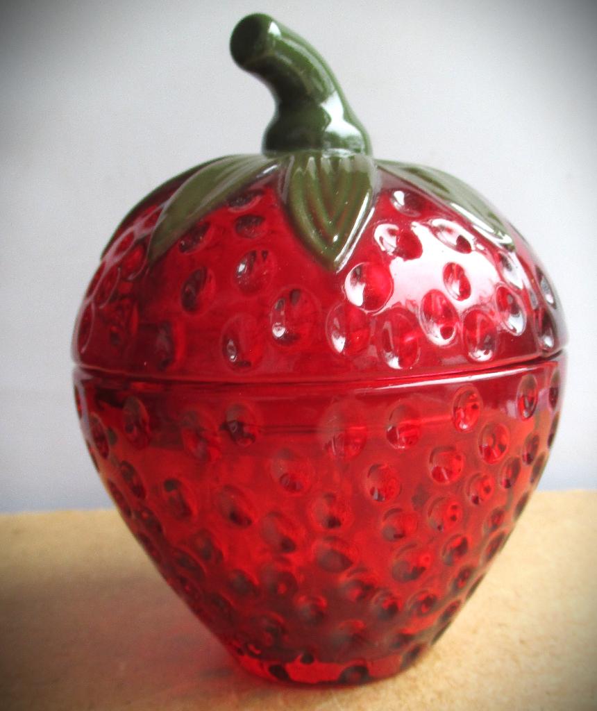Aardbei pot met deksel~Glazen sierpotje in vorm van, Overige typen, Ophalen of Verzenden, Overige stijlen, Glas