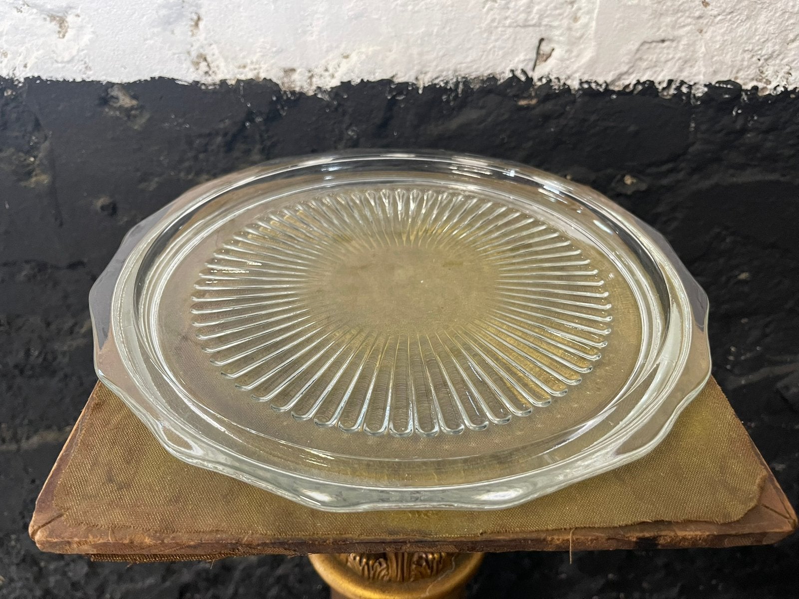 vintage glazen stolp cloche met onderbord heel fraai, Glas, Ophalen of Verzenden, Gebruikt, Geslepen