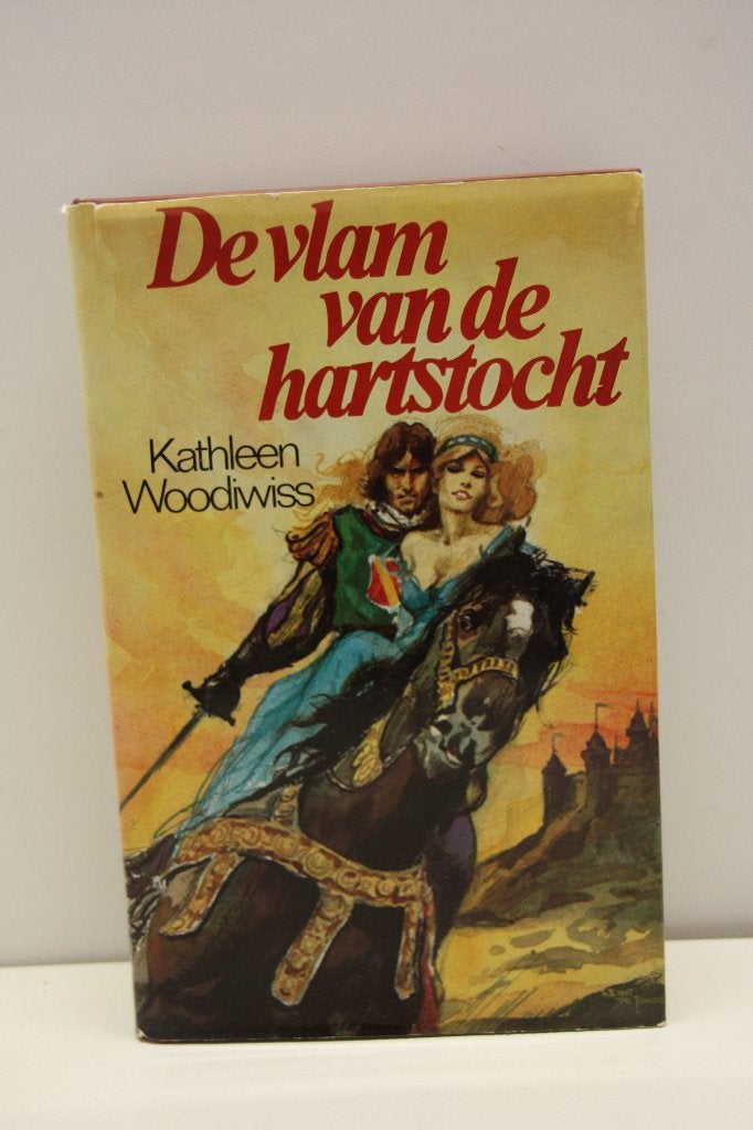 Kathleen Woodiwiss- De Vlam van de Hartstocht, Ophalen of Verzenden, Gelezen, Kathleen Woodiwiss, Europa overig