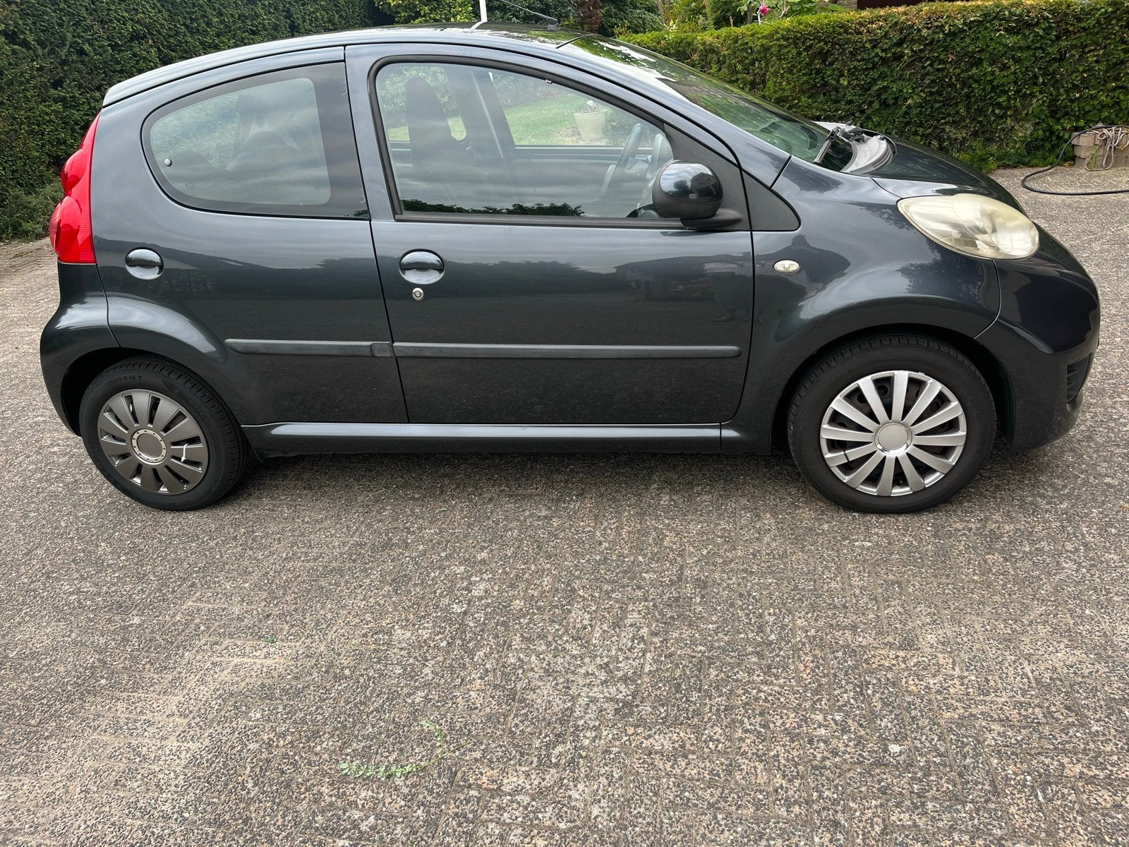 Peugeot 107 1.0 12V 5DR 2010 Grijs-metallic, Auto's, Voorwielaandrijving, Euro 5, Metallic lak, Zwart