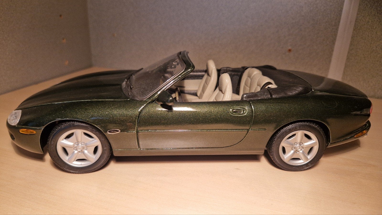 Jaguar XK8 Cabriolet Schaalmodel - Groen, Ophalen of Verzenden