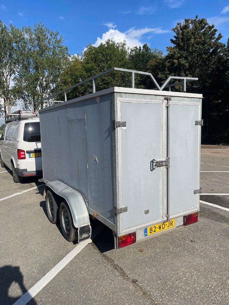 Gesloten aanhangwagen met imperiaal en reservewiel, Ophalen