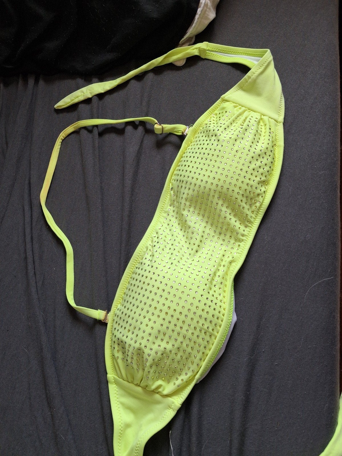 Neon geel bikini topje met diamantjes. Maat M, Kleding | Dames, Badmode en Zwemkleding, Ophalen of Verzenden, Zo goed als nieuw