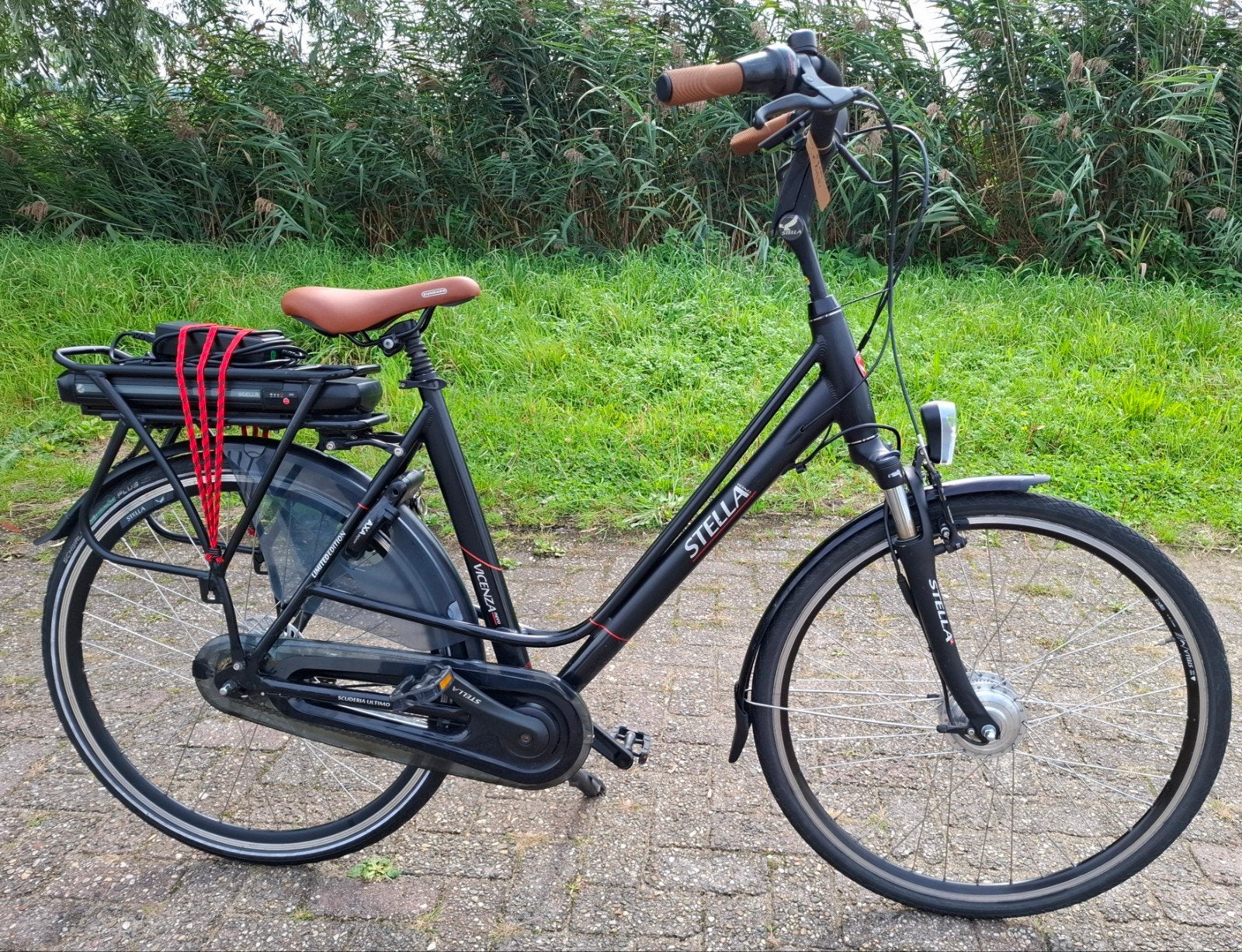Mooie mat zwarte elektrische Stella damesfiets, E-bike✅️
