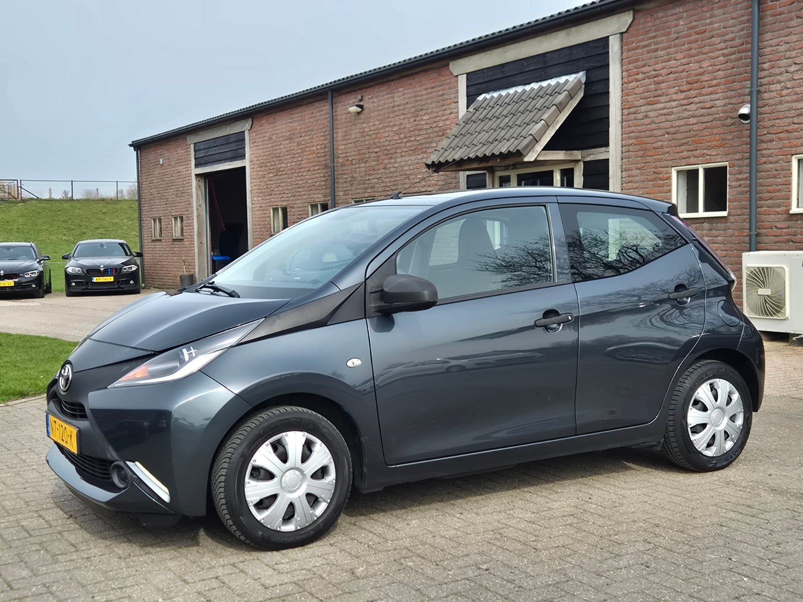 Toyota Aygo 1.0 Vvt-i 69pk 5D 2017 Grijs I Trekhaak I Airco, Voorwielaandrijving, Stof, Euro 6, Met garantie (alle)