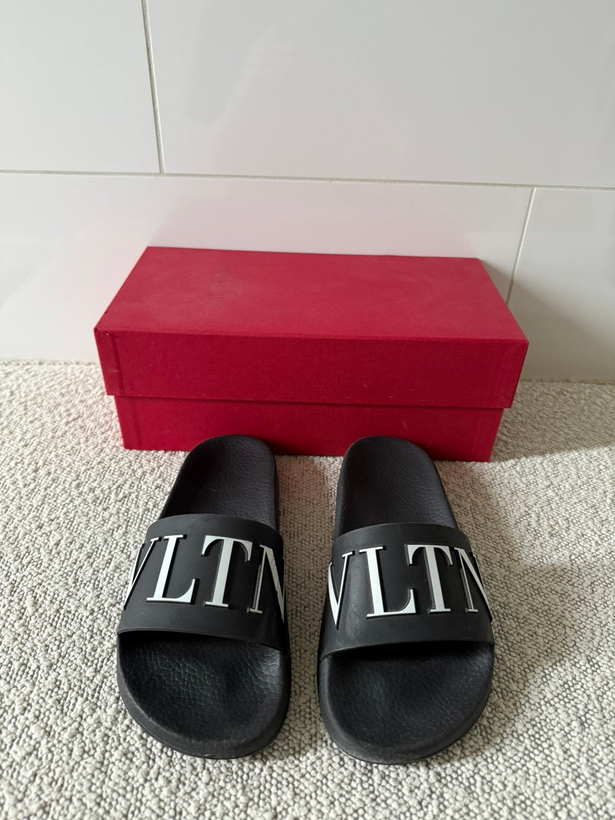 Valentino Garavani VLTN Rubber Slides, Zwart, Zo goed als nieuw, Ophalen, Slippers