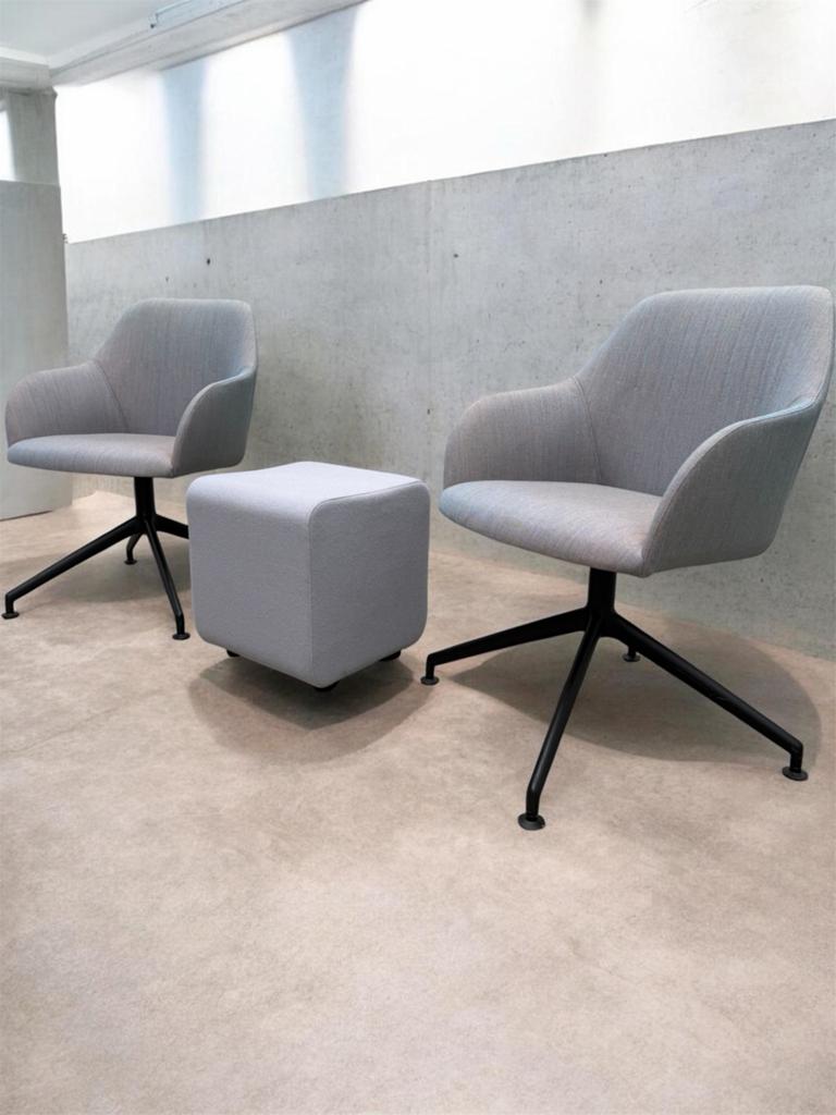 2x Arco Ease design stoel met poef - Taupe/Grijs, Huis en Inrichting, Stoelen, Twee, Design, Ophalen of Verzenden, Zo goed als nieuw