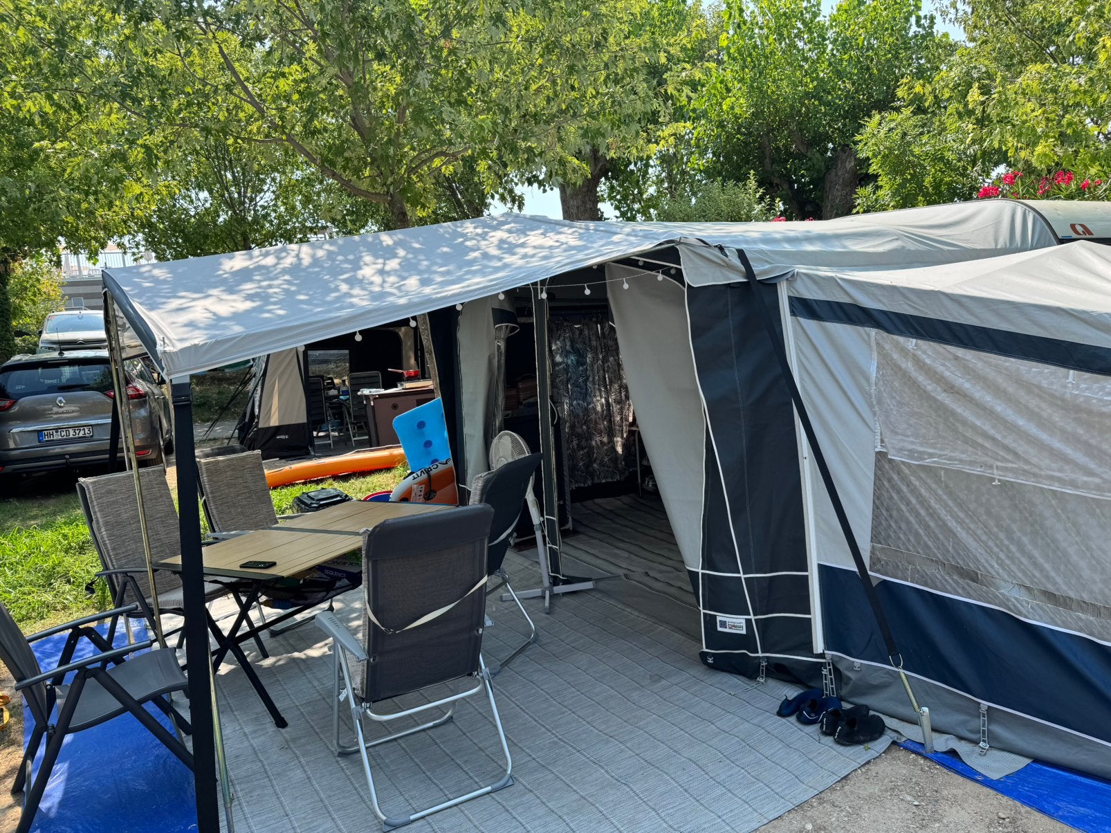 Leuke adria caravan met inboedel en airco bij Gardameer, Rondzit, Koelkast, Particulier, Adria