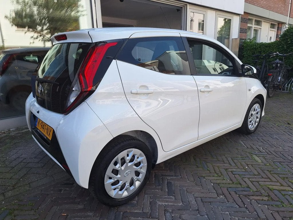 Toyota Aygo 1.0 VVT-i X-Play 5Drs € 10.495,00, Stof, Gebruikt, Start-stop-systeem, 4 stoelen