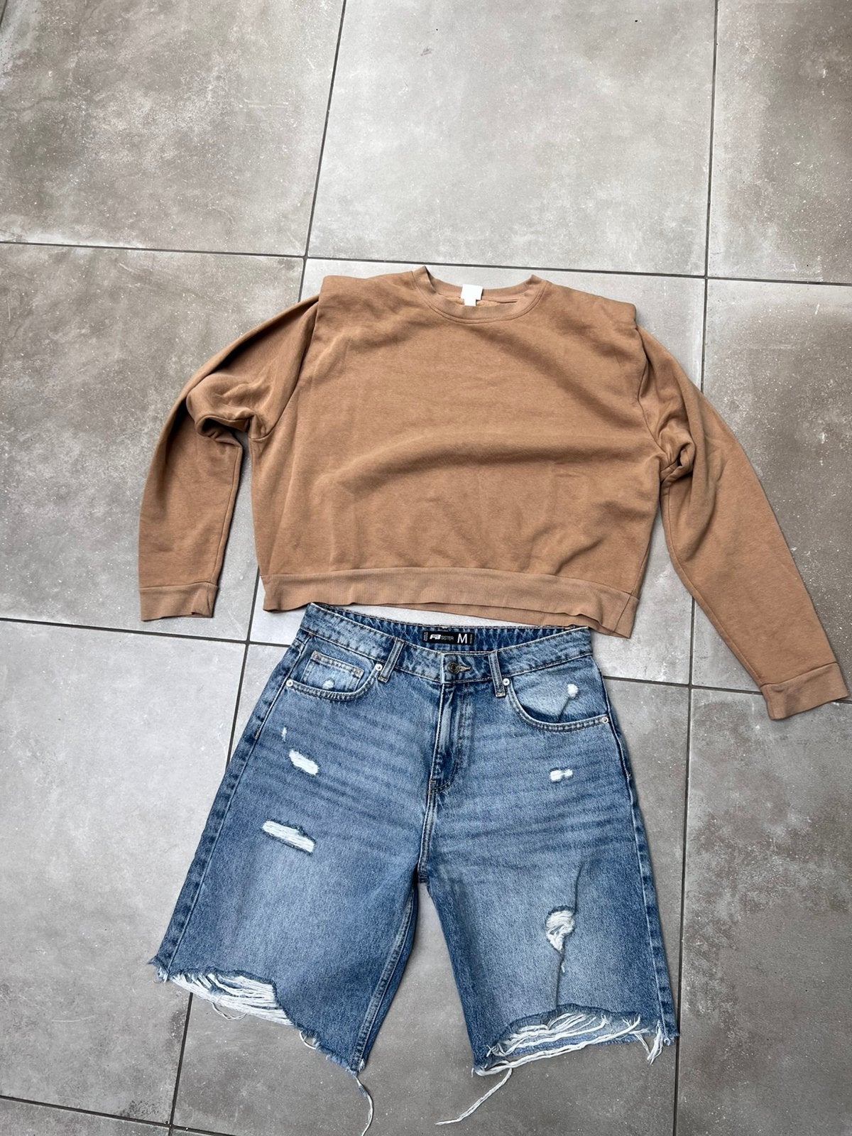 FB SISTERS DENIM SHORT KORTE BROEK M + H&M BEIGE SWEATER M, Ophalen of Verzenden, Zo goed als nieuw