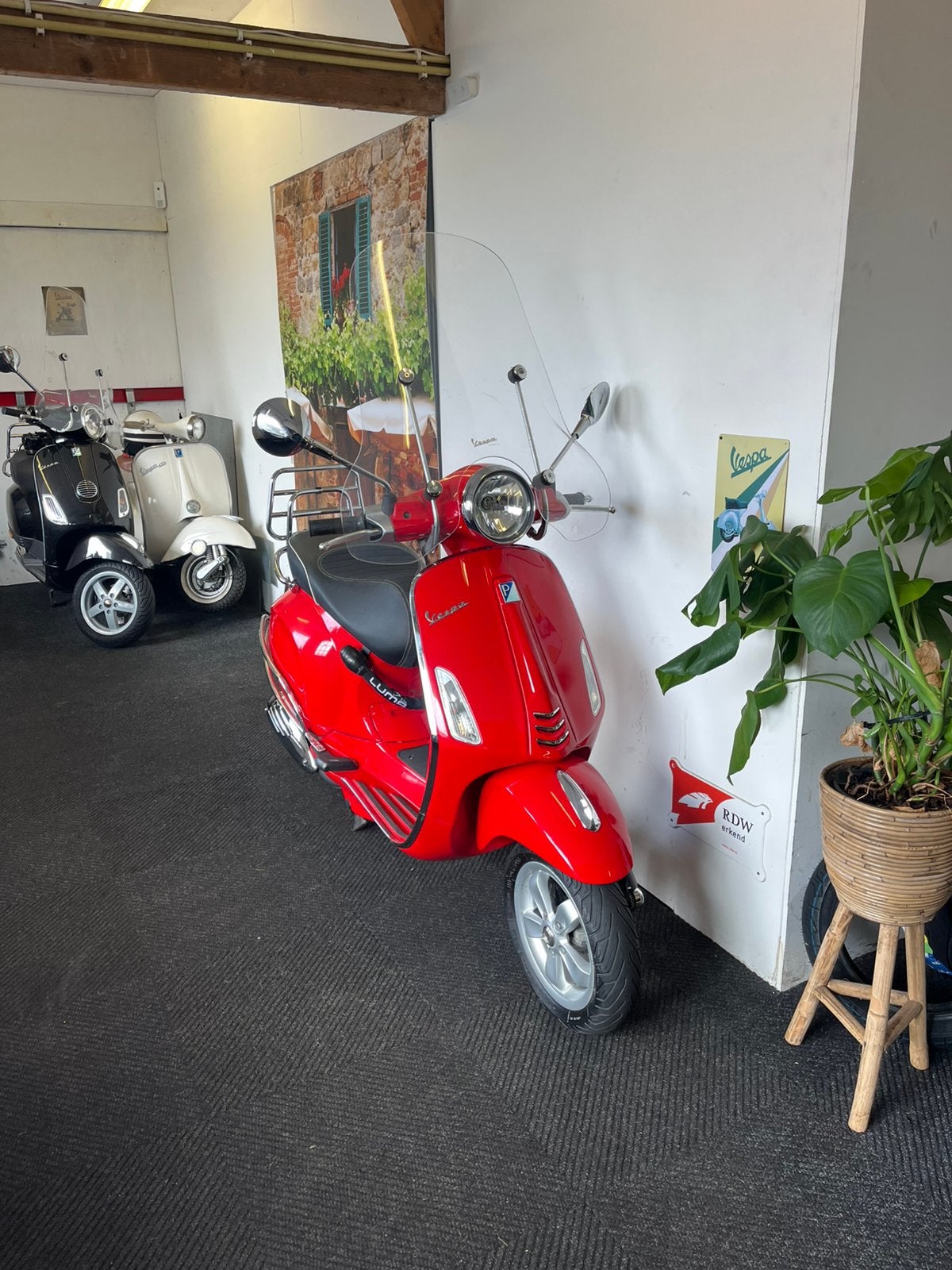 Vespa Primavera 50 4T // 2017 // Rood // Brom 45KM, Fietsen en Brommers, Ophalen, Overige modellen, Maximaal 45 km/u, Zo goed als nieuw