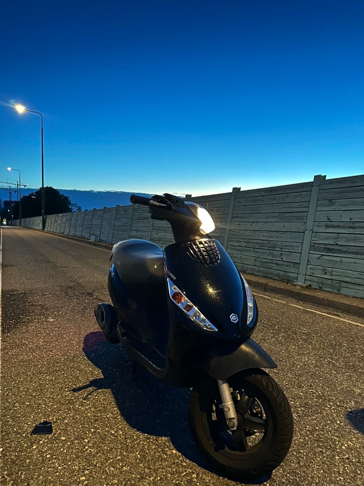 Zwarte piaggio zip 4t, Fietsen en Brommers, Ophalen, Zip, Zo goed als nieuw, Benzine