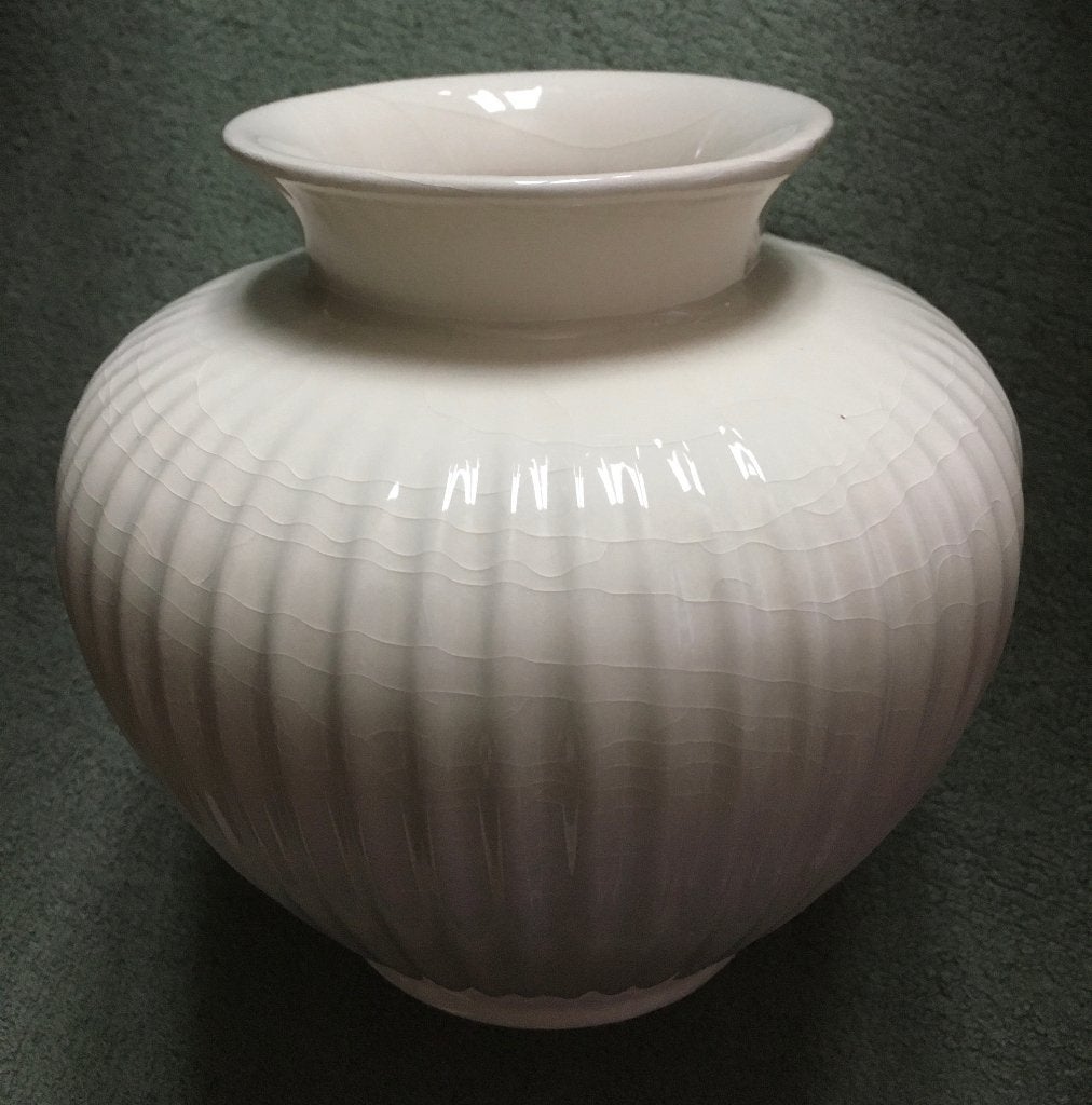 Klassiek Velsen (Delfts) vintage keramiek ribbelvaas, Wit, Aardewerk of Porselein, Ophalen of Verzenden, Zo goed als nieuw