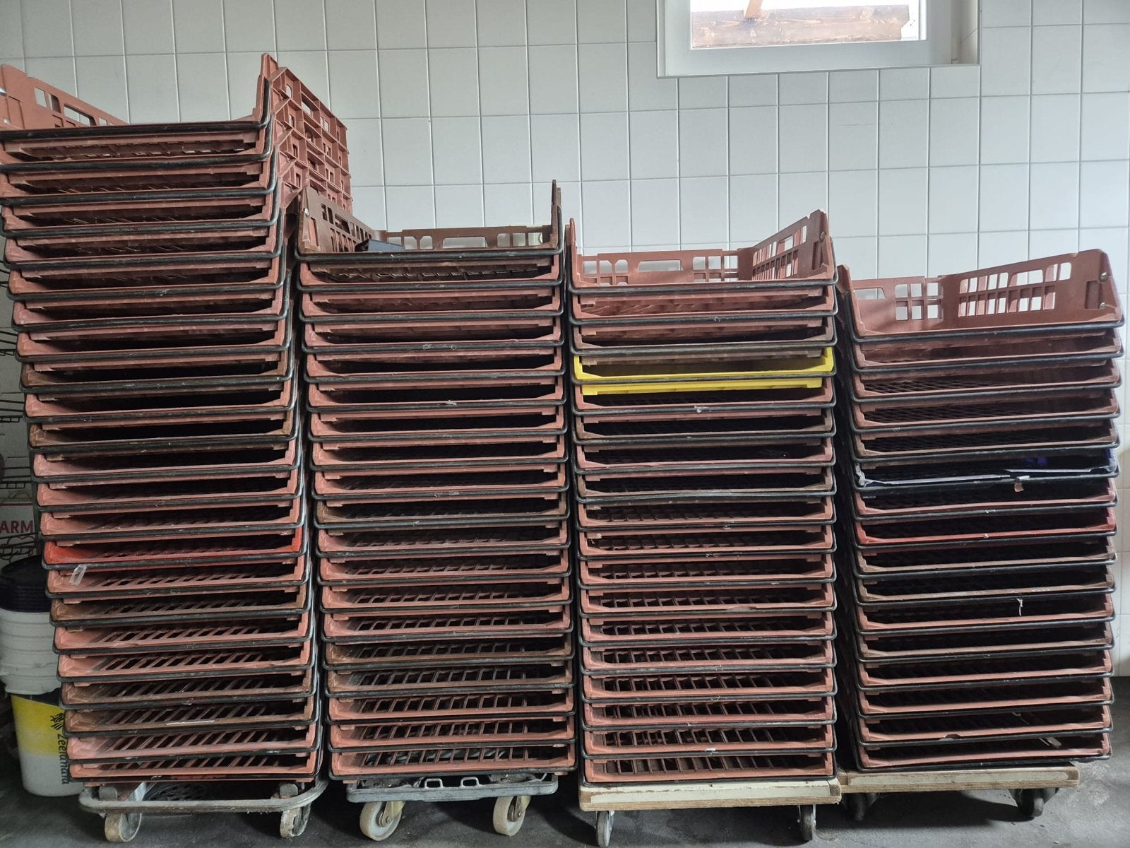 Partij kranten/bakkerijrekken, Ophalen