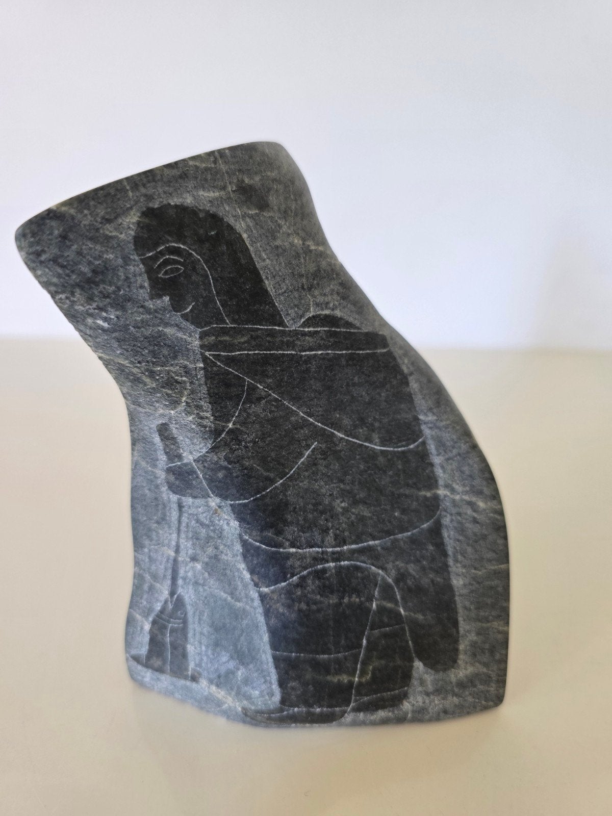 Inuit art Eskimo kunst, gegraveerde speksteen met figuren, Natuurlijk materiaal, 13 cm, Overige typen, Handgemaakt