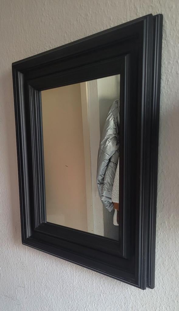 Zwarte spiegel met sierlijke lijst (55x47cm) IKEA, Gebruikt, Ophalen of Verzenden, Minder dan 100 cm, Rechthoekig