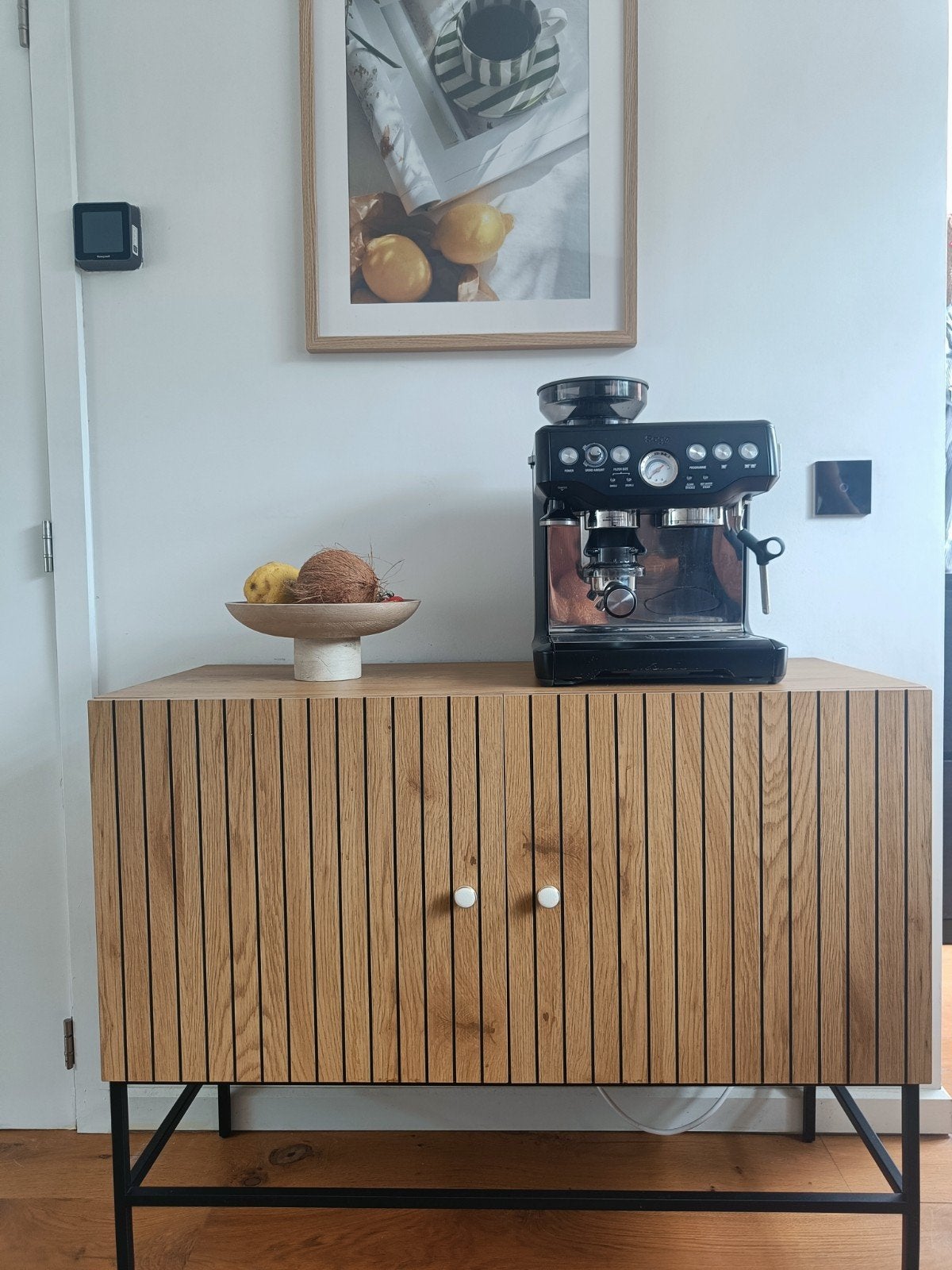 JYSK Kastje - Modern eiken met zwart metalen onderstel, Huis en Inrichting, Kasten | Dressoirs, Overige houtsoorten, Met deur(en)