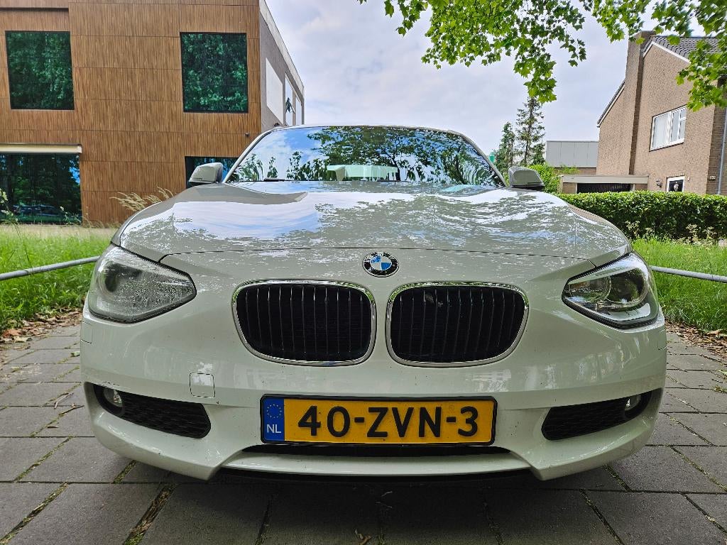 BMW 1-Serie 116I 100KW 5DR Aut8 2013 Wit, Auto's, BMW, Particulier, 1-Serie, Cruise Control, Lederen bekleding, Navigatiesysteem