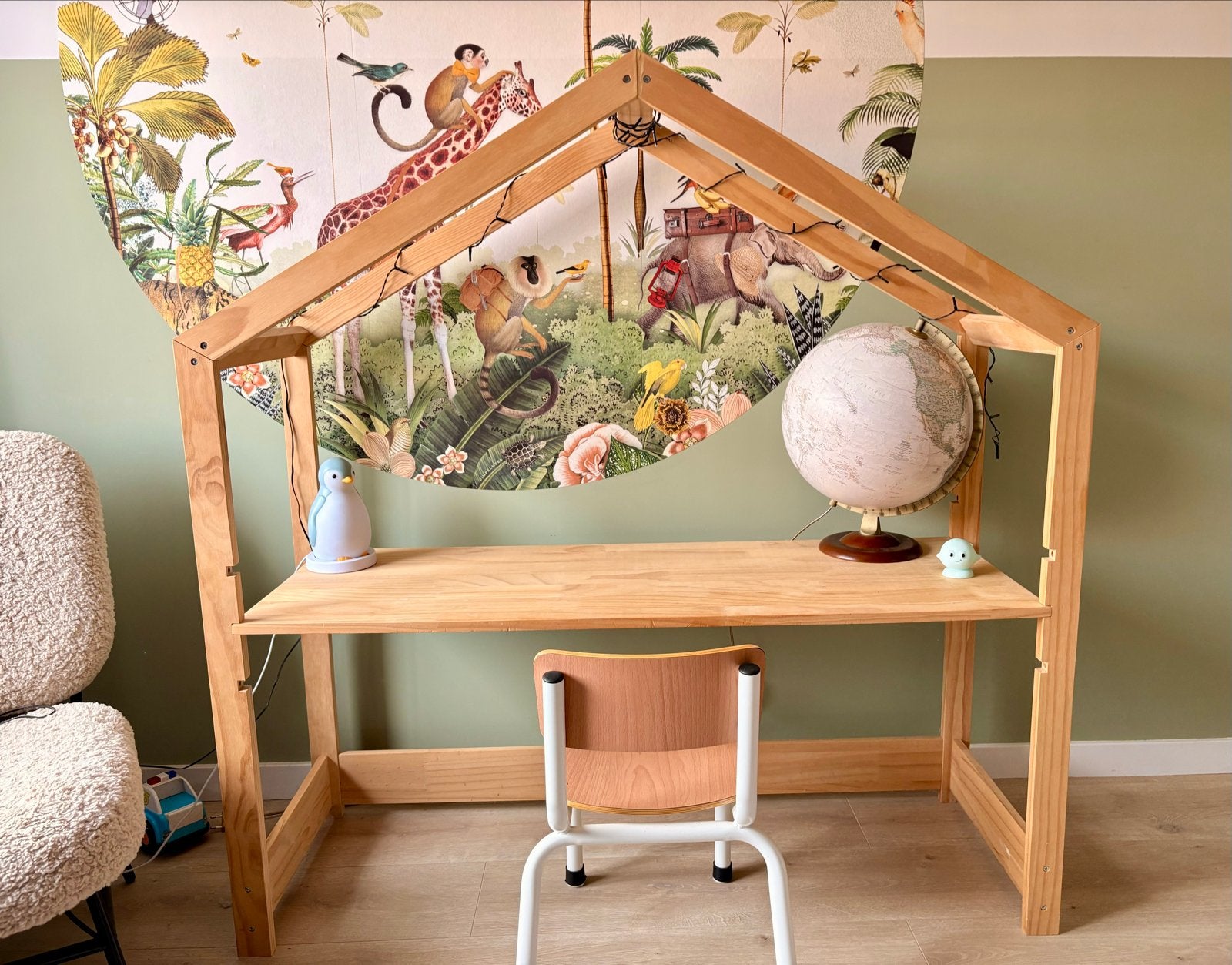 Houten kinderbureau / speelhuisje - Estudi Kids, Ophalen, Zo goed als nieuw, Tafel(s)