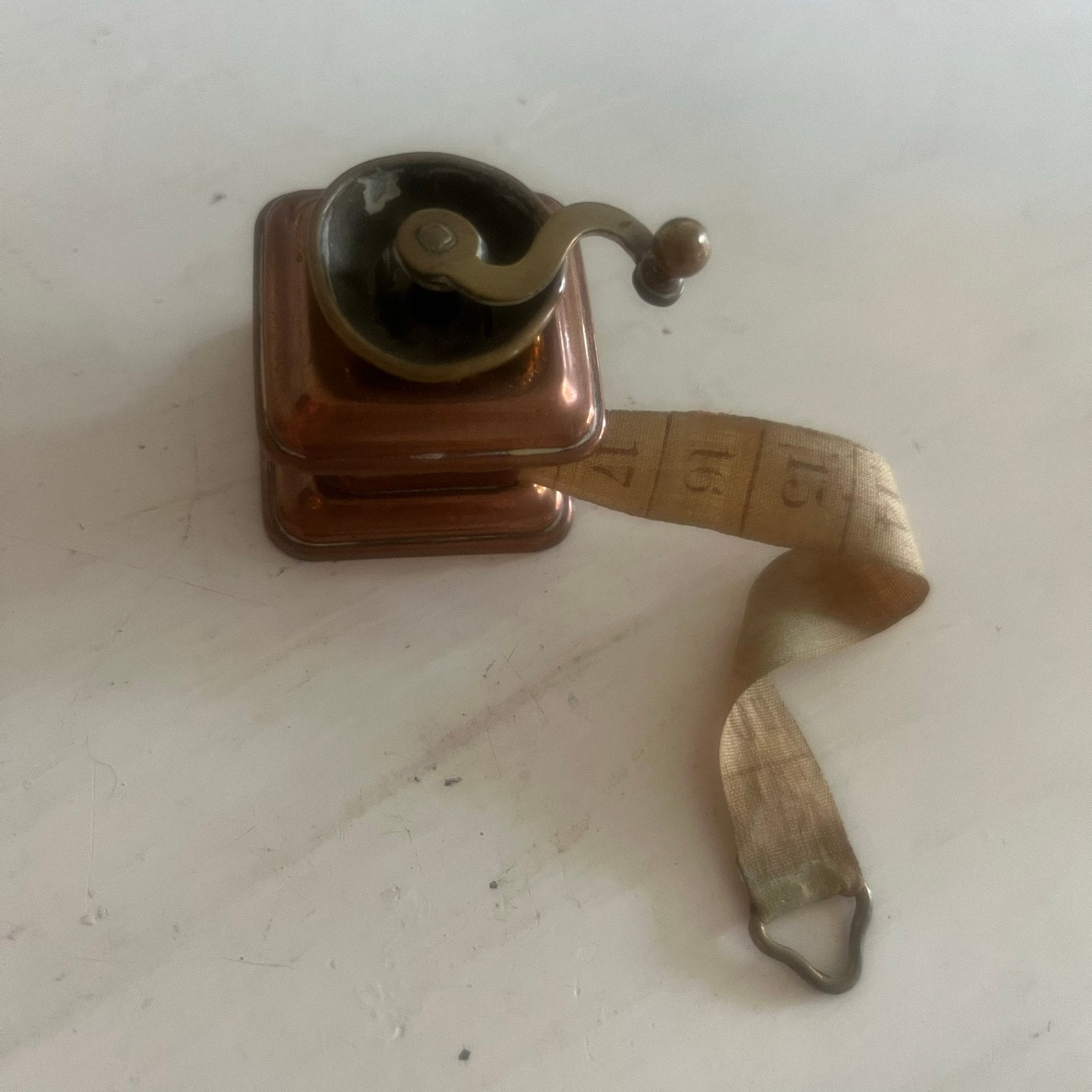 “Antiek koperen koffiemolentje met oprolbaar meetlint, Antiek en Kunst, Ophalen of Verzenden
