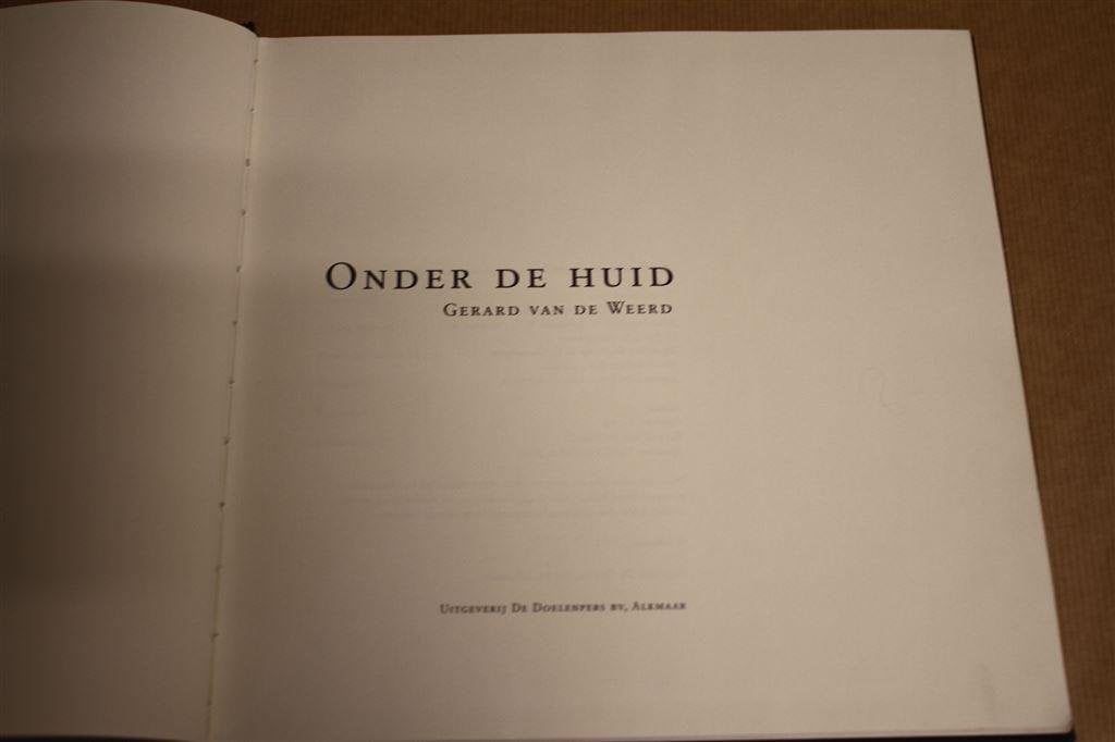 Onder de huid. Gerard van de Weerd, schilderijen., Ophalen of Verzenden, Zo goed als nieuw