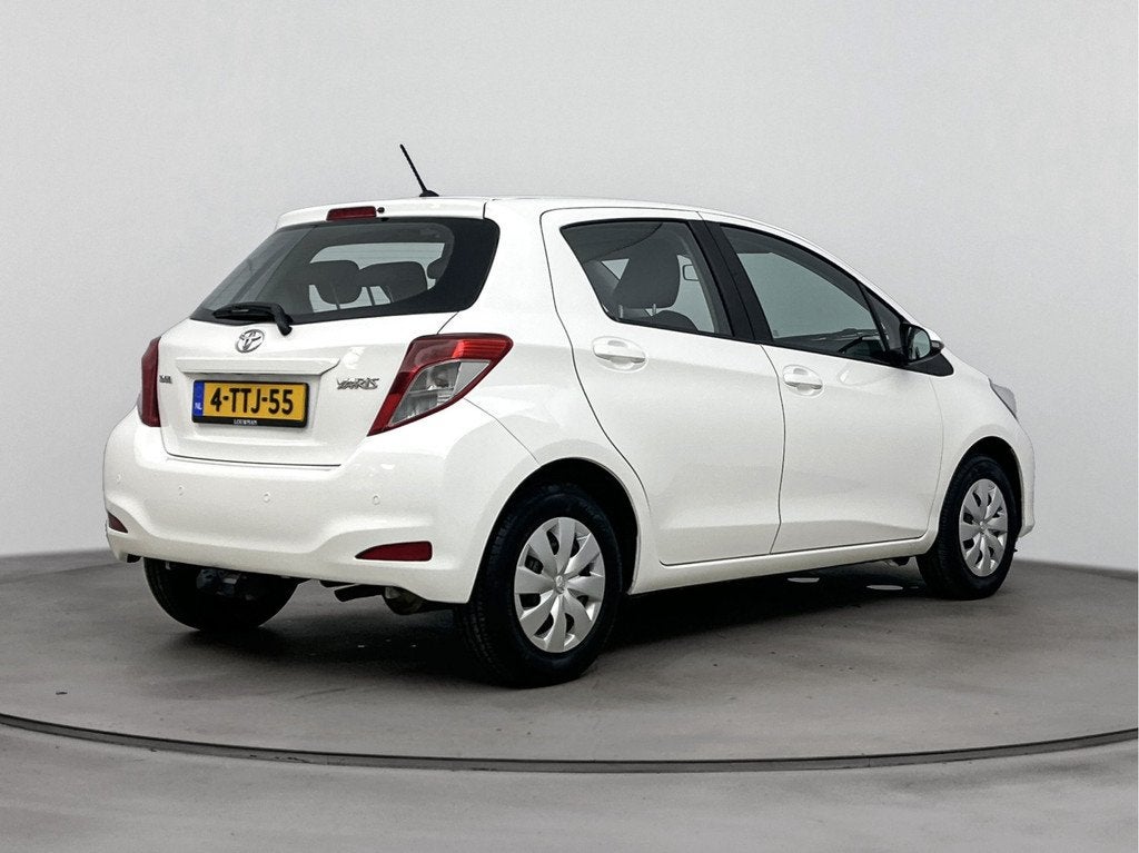 Toyota Yaris 1.0 VVT-i Now | Dealer onderhouden | 1e eigenaa, Auto's, Stof, Gebruikt, Parkeersensor, Wit