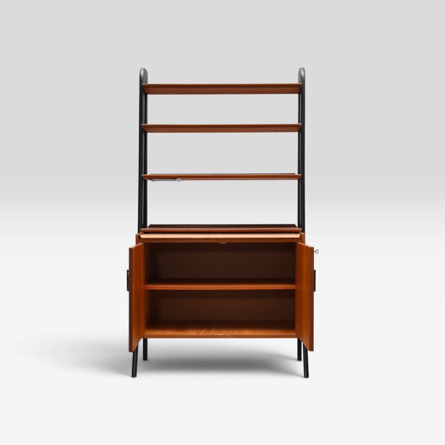 Teak boekenkast uit de jaren ’50/’60 met zwart staanders, Gebruikt, Met deur(en), Teakhout, ?