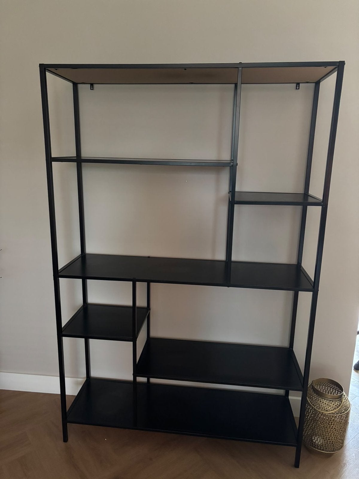 Zwart metalen open kast