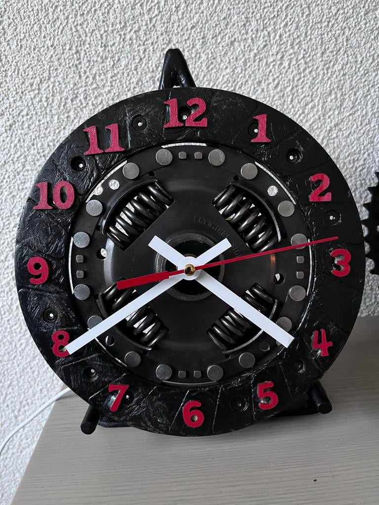 Unieke upcycled tafelklok van koppelingsplaat en oud ijzer, Ophalen of Verzenden, Gebruikt, Analoog, Wekker of Tafelklok