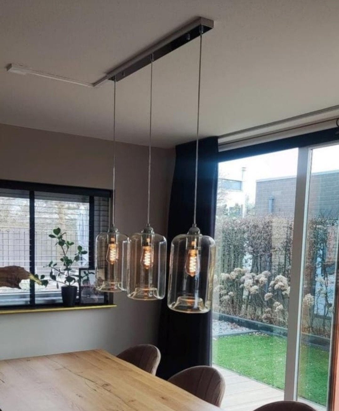 Moderne hanglamp met 3 glazen kappen, Huis en Inrichting, Lampen | Hanglampen, Ophalen, Zo goed als nieuw, Minder dan 50 cm
