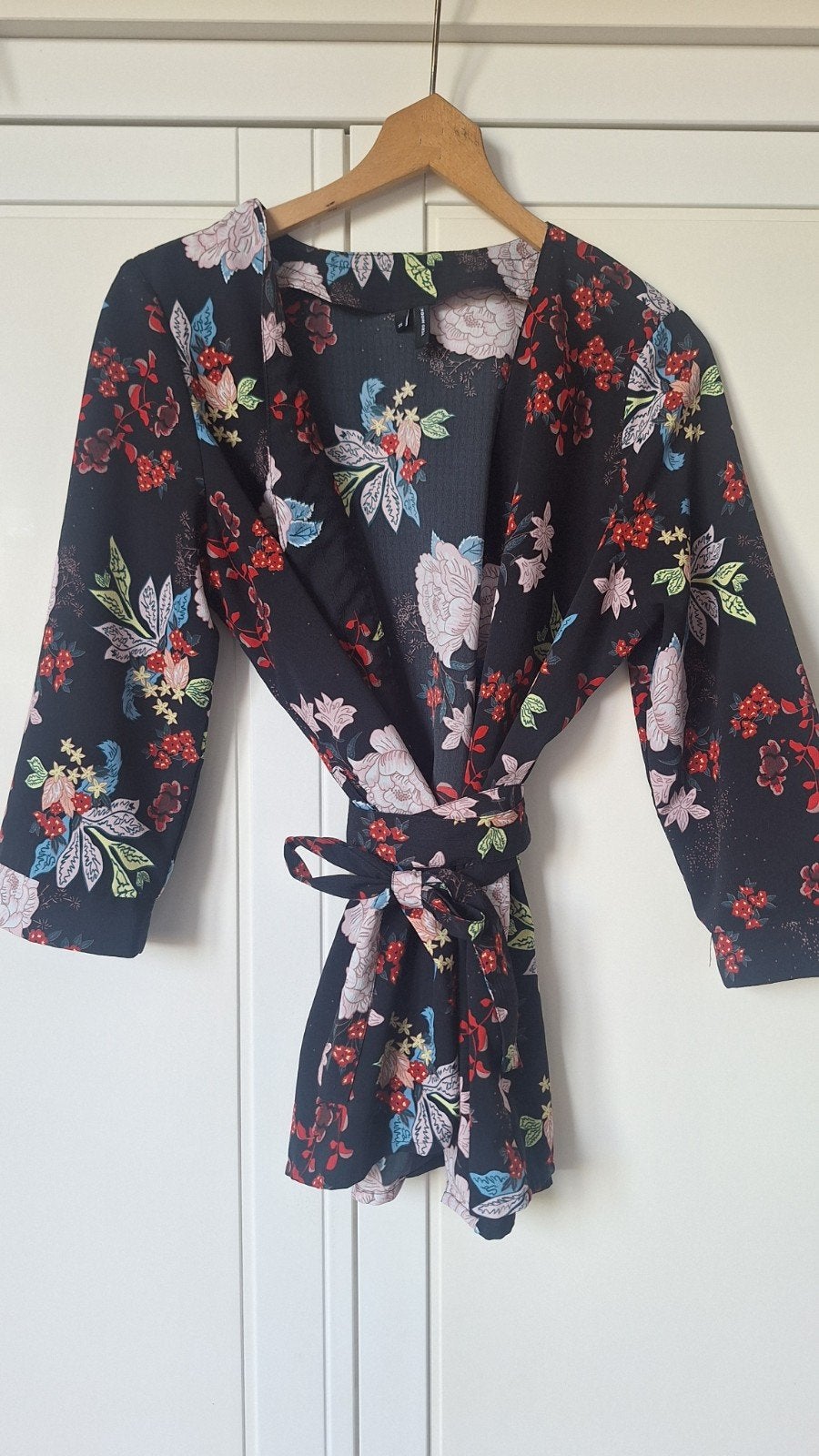 Vero Moda Kimono met bloemenprint - Maat XS, Kleding | Dames, Blouses en Tunieken, Ophalen, Vero Moda, Zwart, Zo goed als nieuw