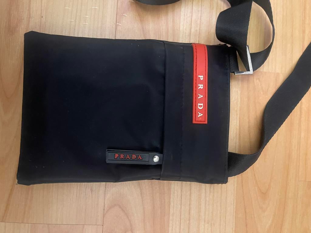 Stijlvolle Prada Messenger Bag - Compact en Praktisch, Sieraden, Tassen en Uiterlijk, Tassen | Schoudertassen, Ophalen of Verzenden