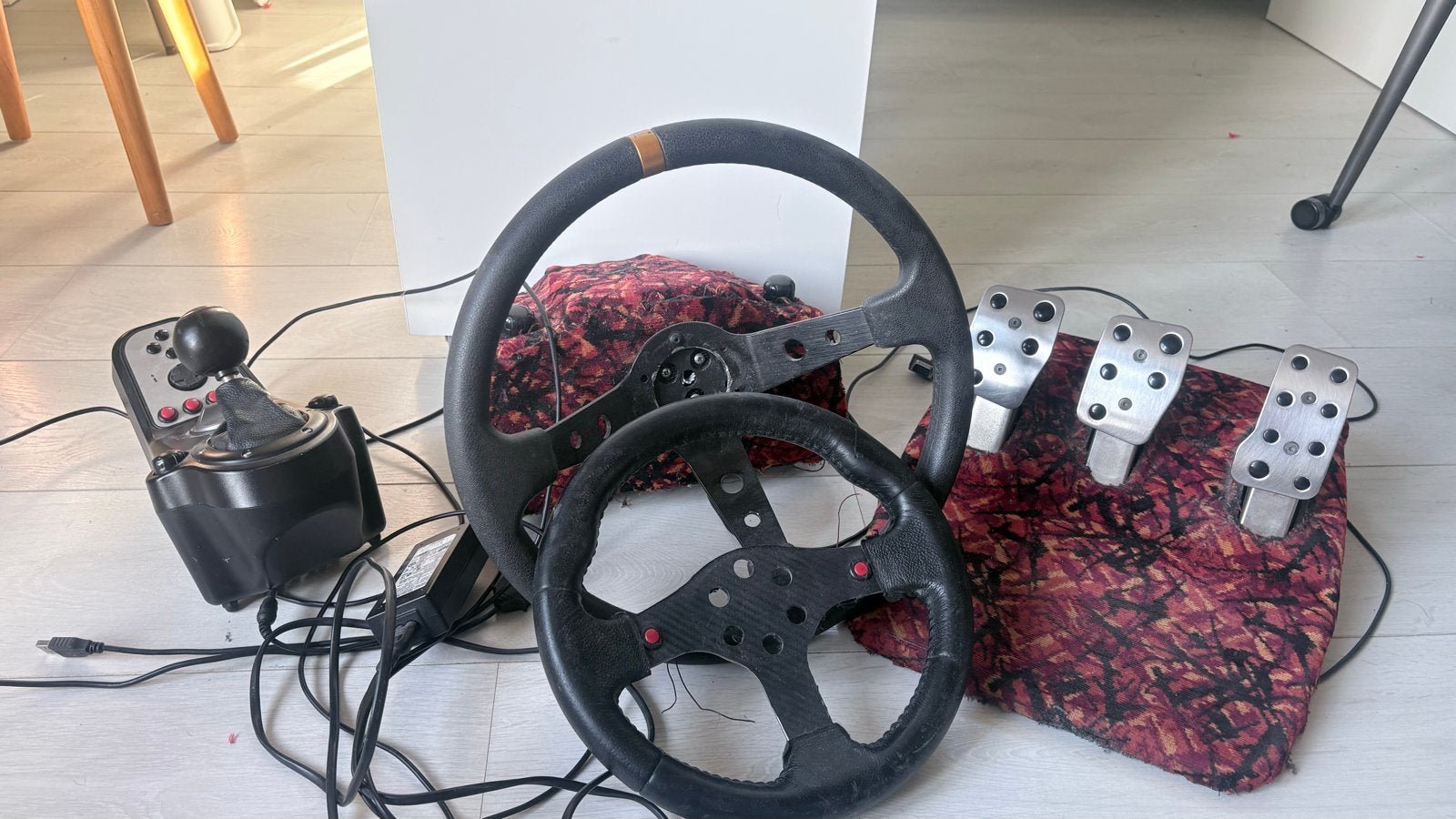 Logitech G25 Racing Wheel met 2 sturen en pedalen, Spelcomputers en Games, Spelcomputers | Overige Accessoires, Racestuur, Gebruikt