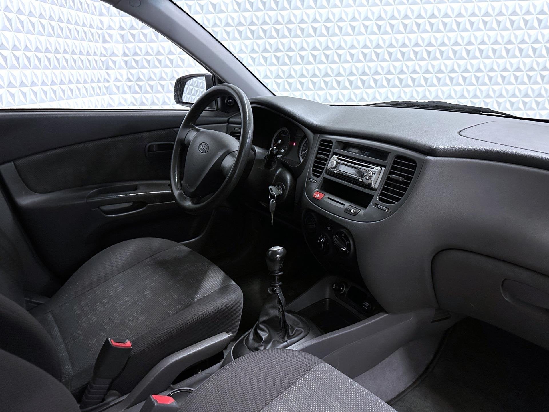 Kia Rio 1.4 L Elektrische ramen + Radio/cd speler + Stuurbek, Voorwielaandrijving, Gebruikt, Zwart, 4 cilinders
