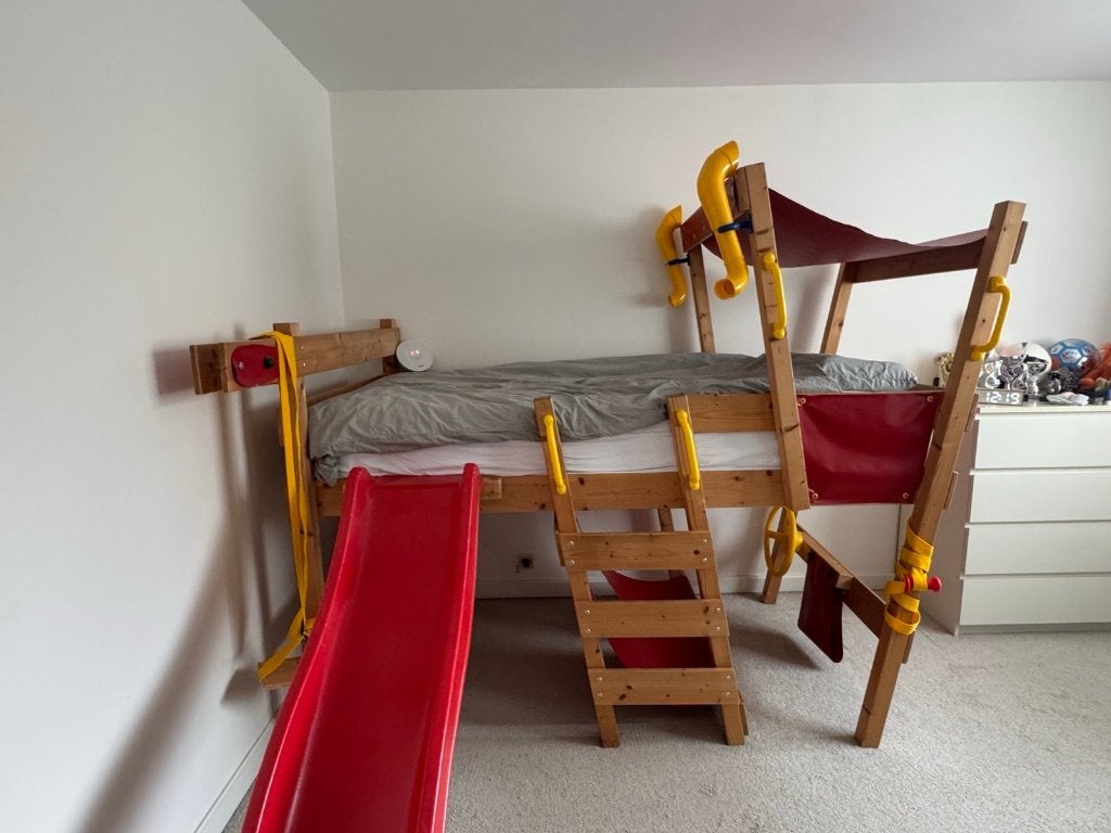 Brandweer kinderbed (en klimrek, en glijbaan, en speeltuig), Kinderen en Baby's, Ophalen, Gebruikt, Lattenbodem, 70 tot 85 cm
