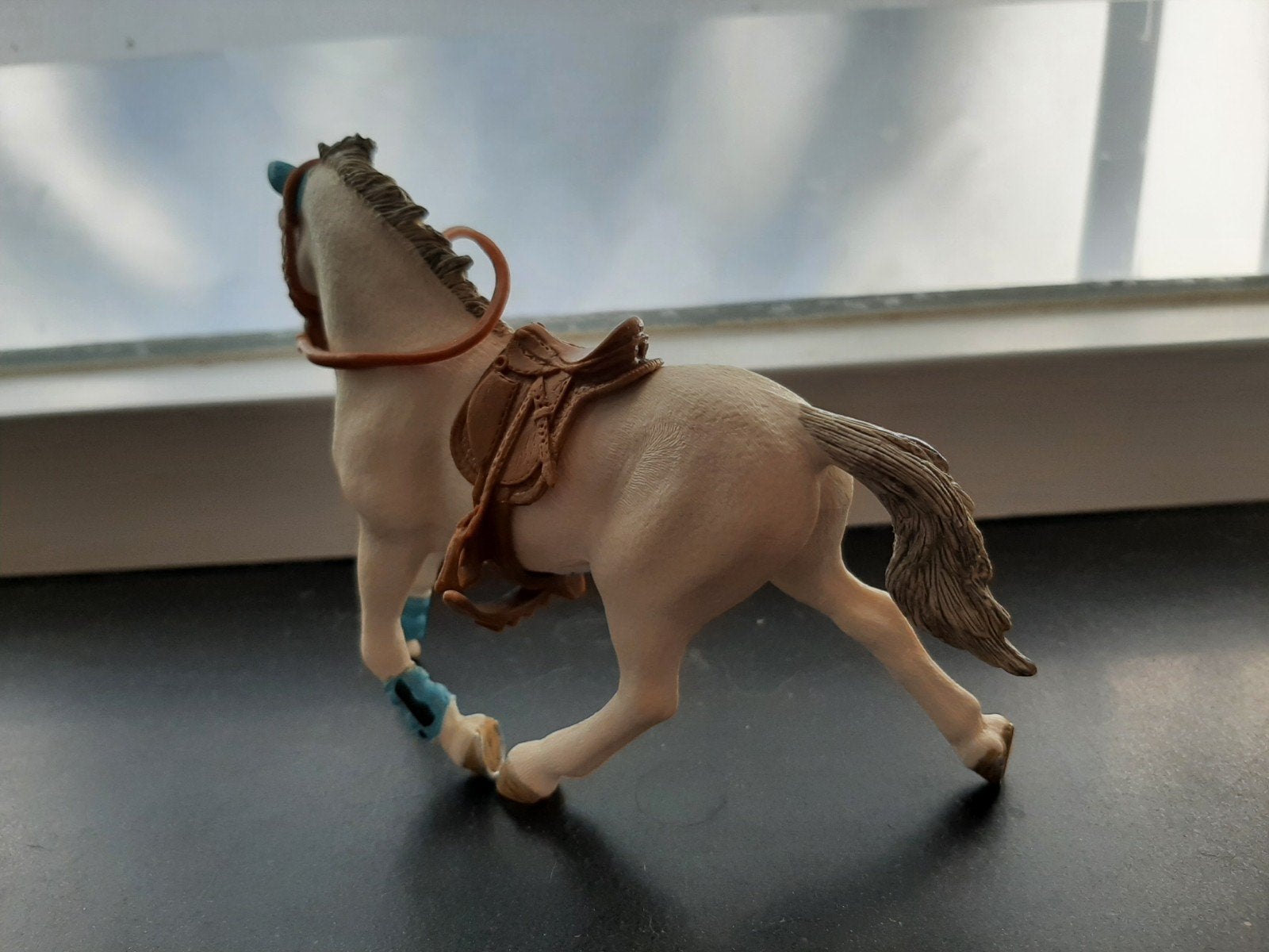 Schleich paard met zadel, Ophalen of Verzenden, Paard, Beeldje of Figuurtje