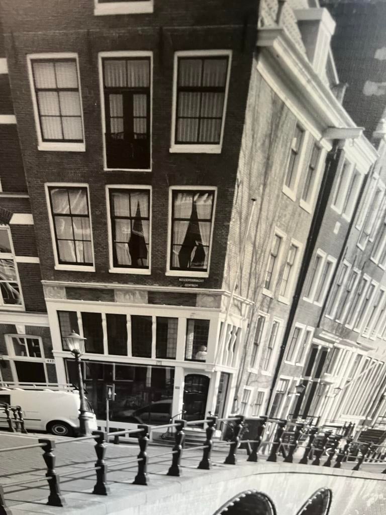 Ingelijste zwart-wit foto Amsterdam grachtenpand, Antiek en Kunst, Ophalen of Verzenden
