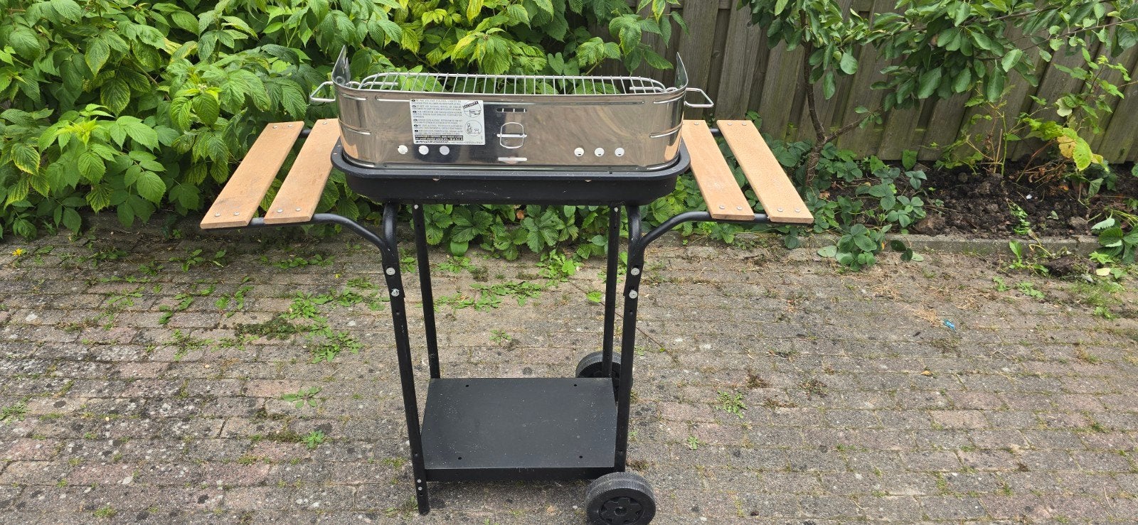 Barbecue op wielen met zijplankjes, Ophalen of Verzenden, Gebruikt, Onbekend