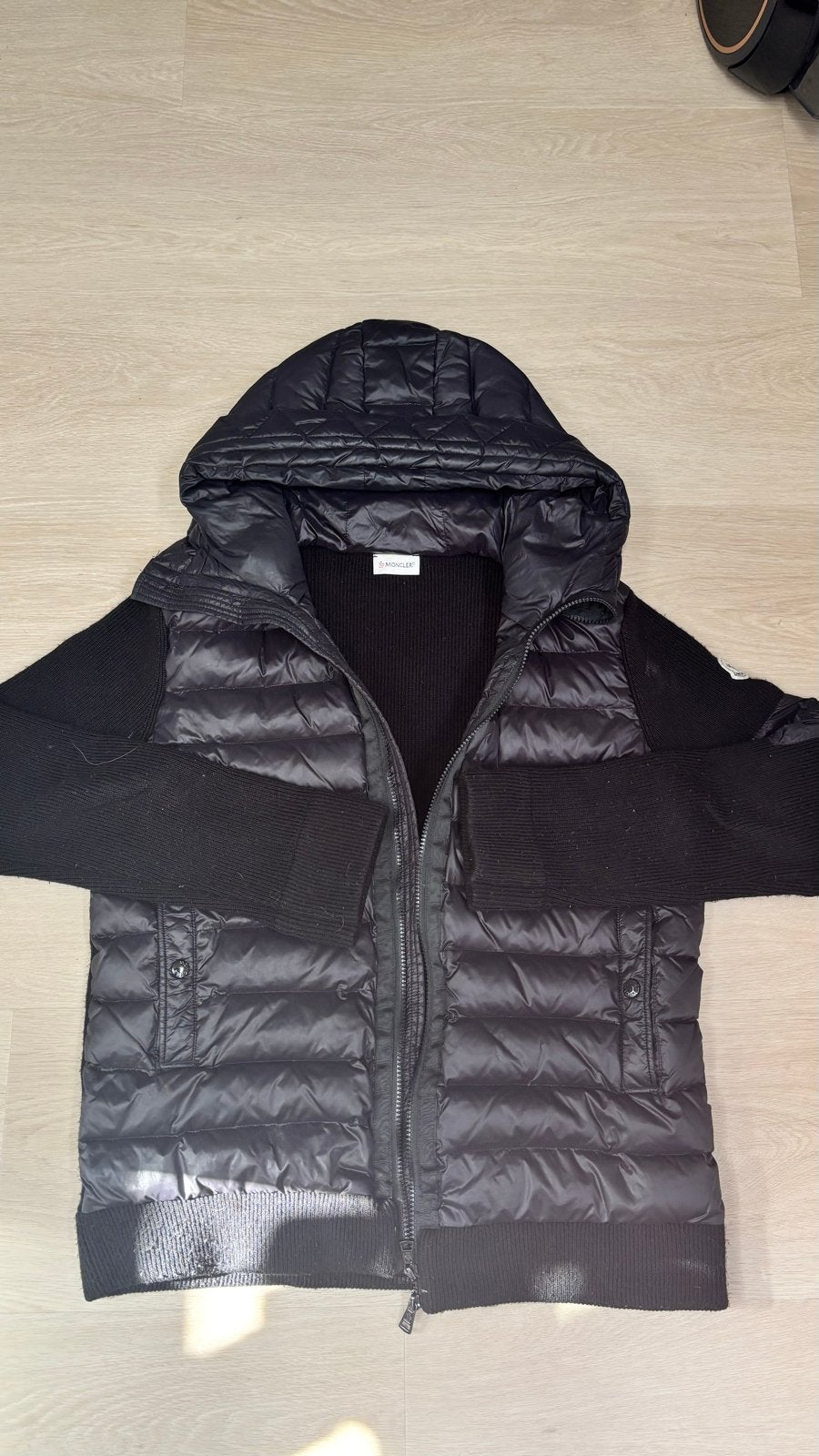 Moncler jas met gebreide mouwen en capuchon, Ophalen of Verzenden, Zo goed als nieuw, Maat 48/50 (M), Zwart