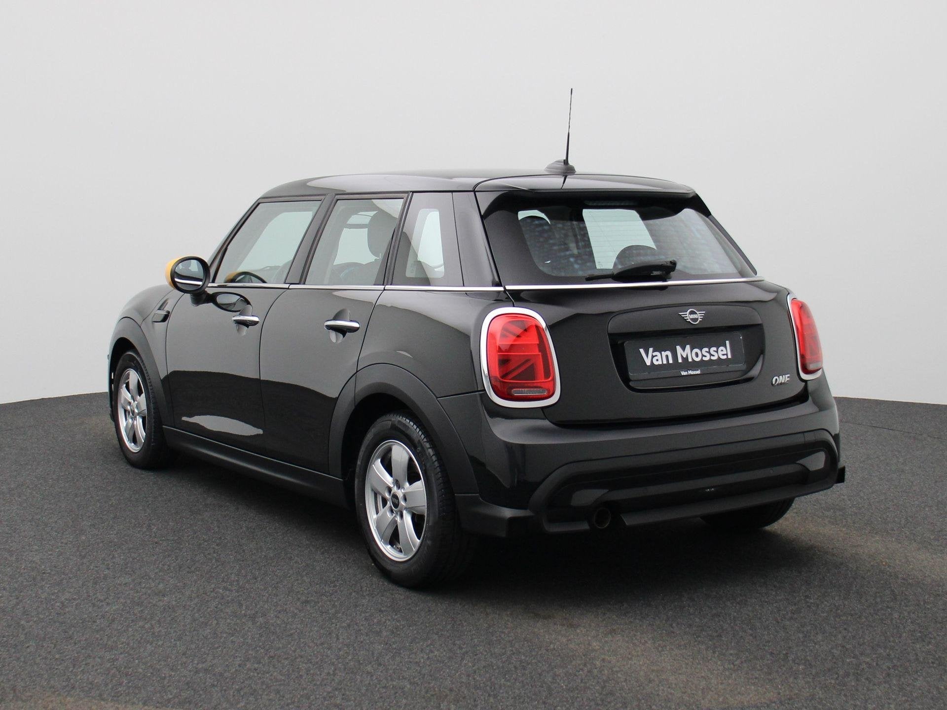 MINI 5-Deurs 1.5 One Essential | Navigatie | LMV | Parkeer s, Stof, Gebruikt, Zwart, 102 pk