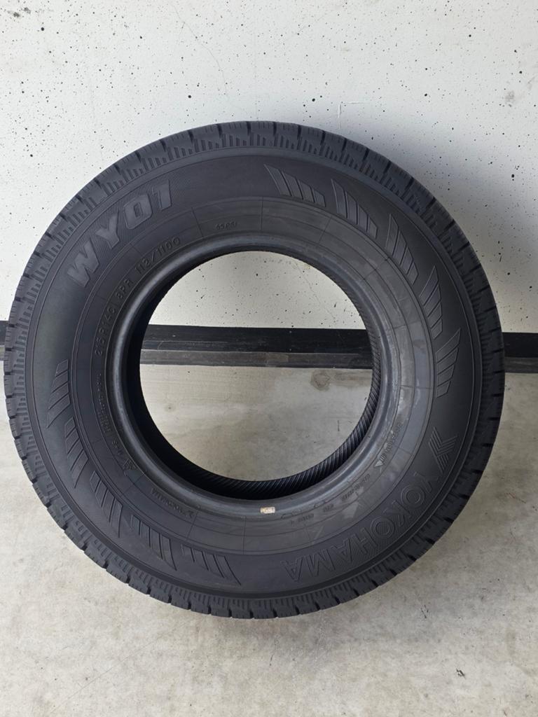 Zo goed als nieuwe winterbanden - Yokohama WY01 215/70R14C, Ophalen, 14 inch, Winterbanden, Band(en)