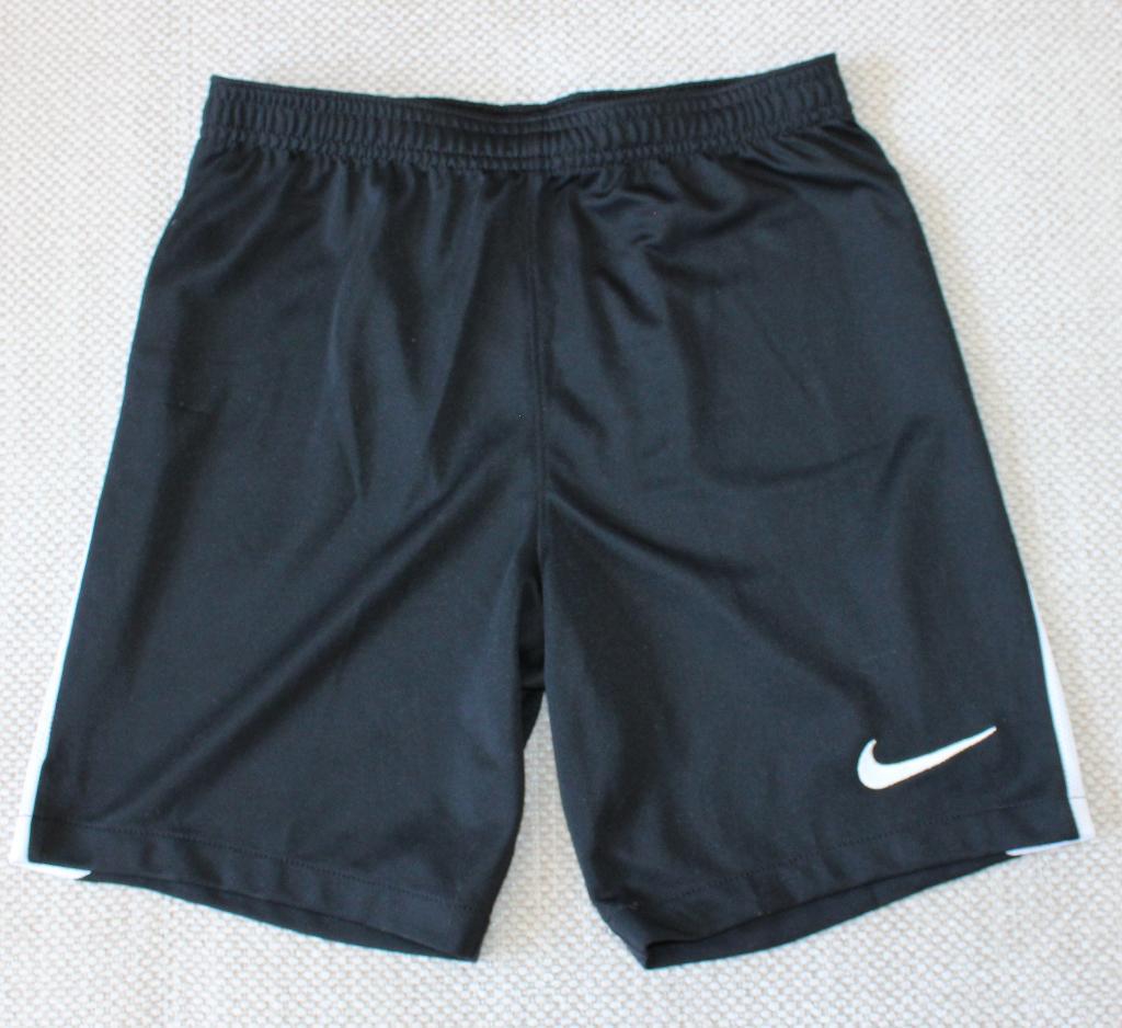 Sportshort van Nike maat M 137-147 cm, NIKE, Sport- of Zwemkleding, Ophalen of Verzenden, Zo goed als nieuw